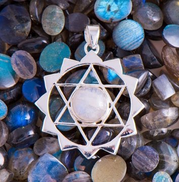 Bild von Hexagramm Amulett mit Regenbogen Mondstein 