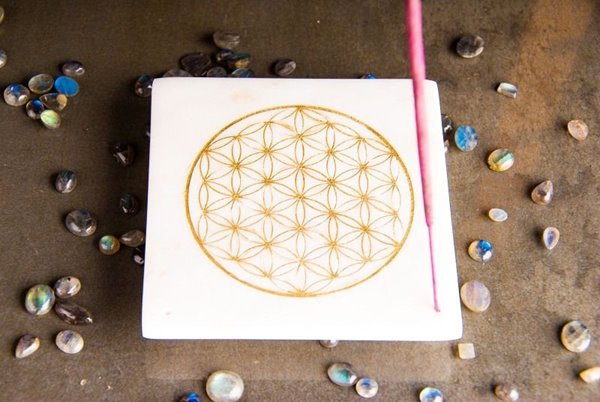 Bild von Stäbchenhalter aus Marmor mit goldener Blume des Lebens