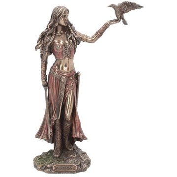 Bild von Statue Keltische Göttin Morrigan mit Rabe