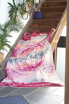 Bild von Plaid-Decke Mandala in rot/bunt von The Spirit of OM
